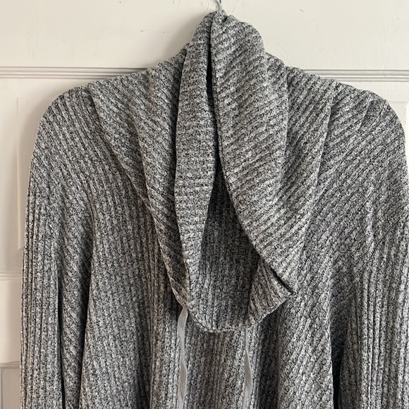 Light gray Lucky Brand turtle neck sweater. Excellent condition. Size large. - Picture 8 of 9